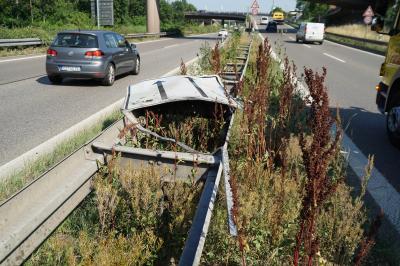 PKW faehrt auf Leitplanke auf der B10, Ausfahrt B14 Stuttgart Richtung Esslingen